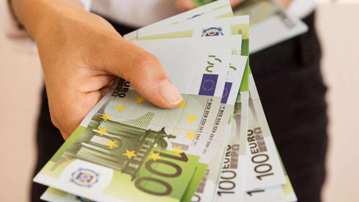 Quienes prefieren retirar dinero directamente en moneda extranjera mediante tarjetas débito o crédito también deben revisar previamente las condiciones de su banco.