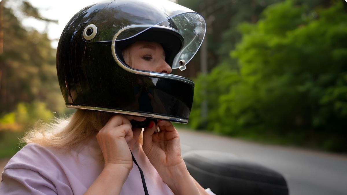La investigación analizó 32 cascos de moto compartidos y encontró bacterias, levaduras y otros microorganismos.