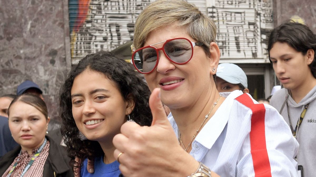 Verónica Alcocer (centro) junto a su hija Sofia Petro.
