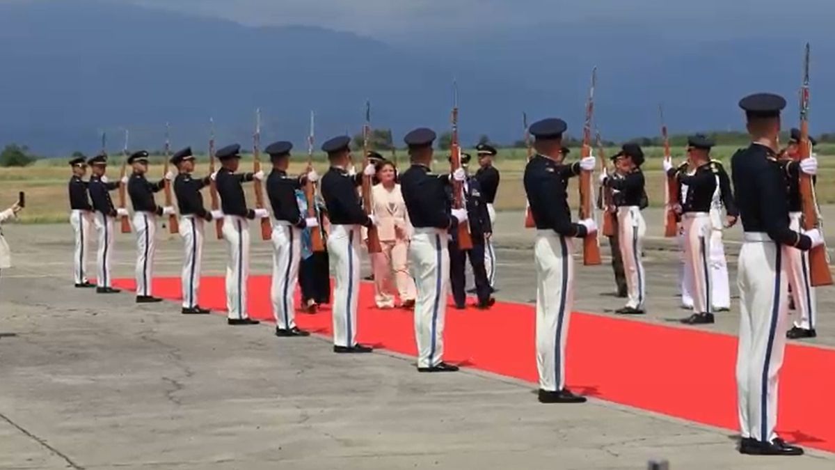 Así se reciben las delegaciones internacionales en el aeropuerto Alfonso Bonilla Aragón.