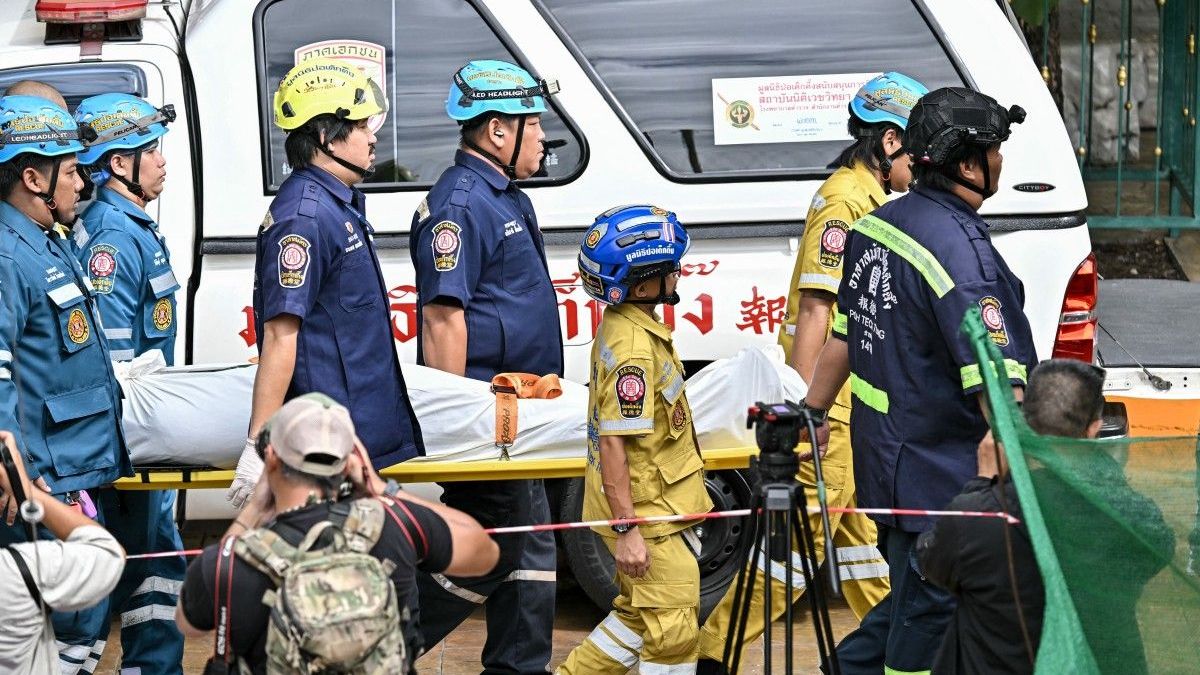 El cuerpo de una víctima de un tiroteo escolar es sacado de las instalaciones de la escuela en el distrito de Bang Kruai, provincia de Nonthaburi, al norte de la capital tailandesa, Bangkok