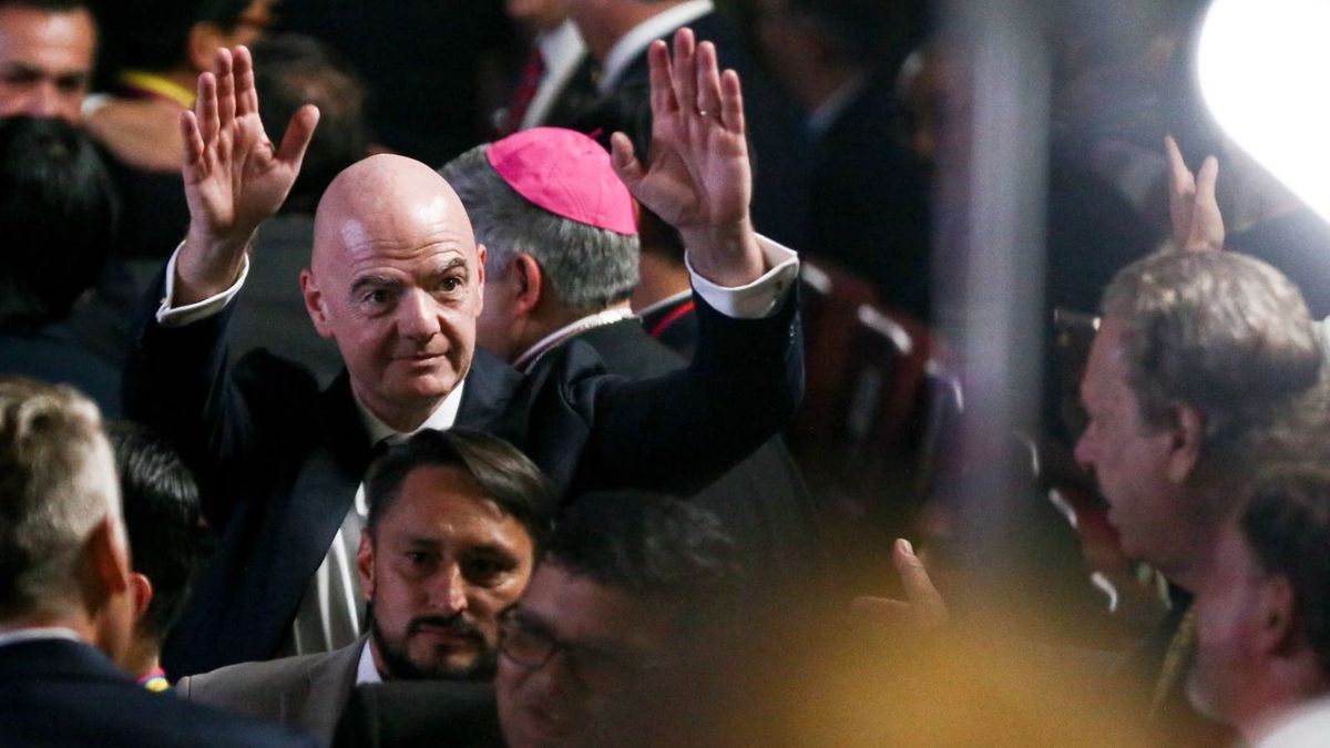 Gianni Infantino posesión de Abelardo de la Espriella
