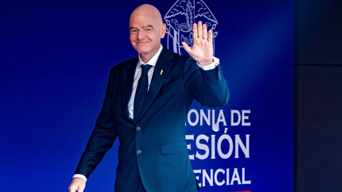 Gianni Infantino y Alejandro Domínguez asisten a la posesión presidencial de Abelardo de la Espriella en Cali