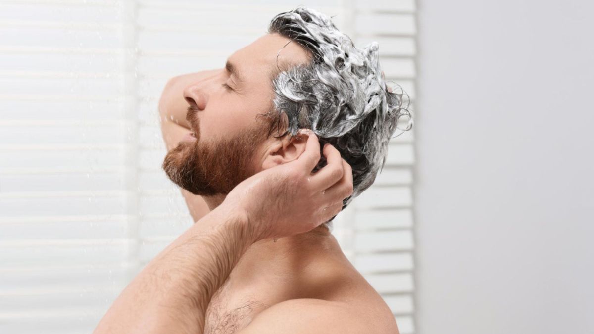 El acondicionador cumple una función diferente y se puede adaptarse al tipo de cabello. En cabellos finos o lisos, puede concentrarse en las puntas.