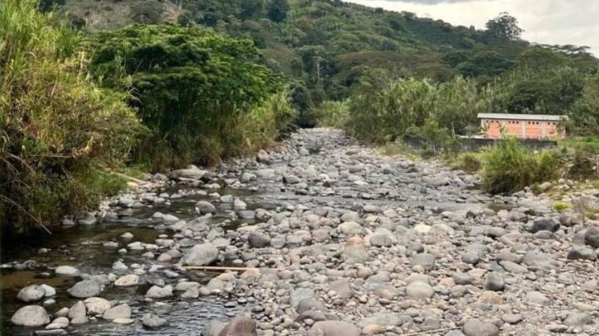 El Río Quindío, principal fuente abastecedora de agua en el departamento, ya presenta niveles muy bajos