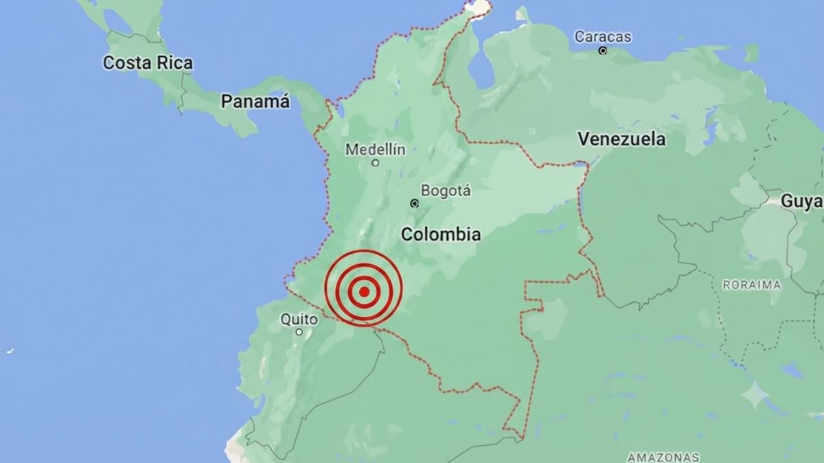 En Pereira, los primeros reportes conocidos desde el centro de la ciudad daban cuenta de afectaciones en varias edificaciones, mientras ciudadanos y trabajadores buscaban salir de los inmuebles como medida de precaución.