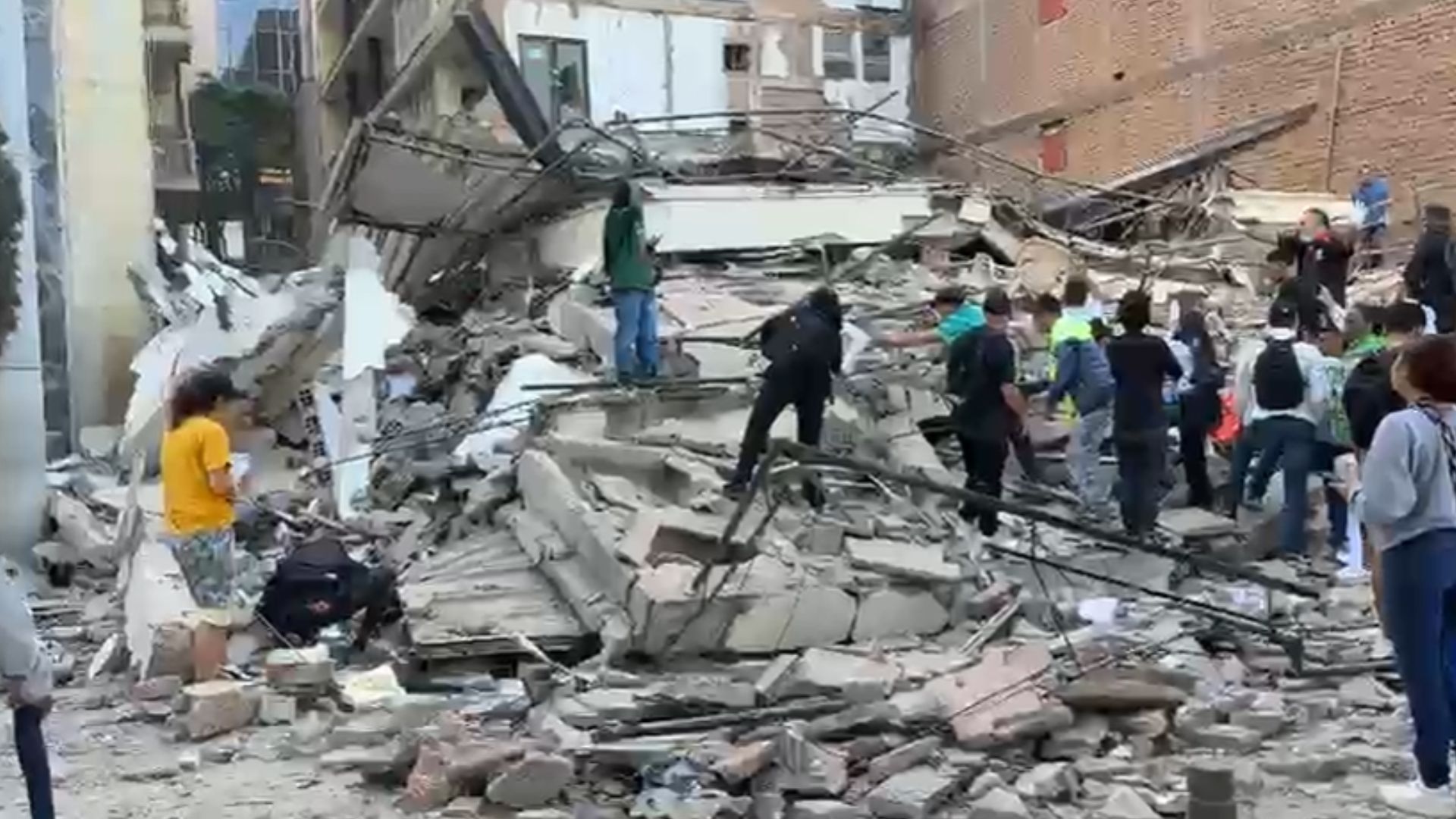 Uno de los lugares mencionados en los reportes fue precisamente el entorno de la Catedral de Pereira, ubicada en el centro de la ciudad, donde la emergencia generó preocupación entre quienes permanecían en las calles.