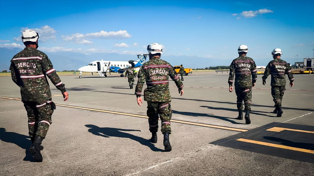 Una decena de equipos del Ejército y de la Defensa Civil fueron desplegados para atender las labores de búsqueda y rescate de las víctimas del terremoto de 7,4 en Colombia.