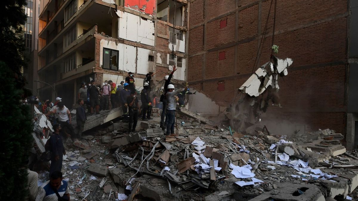 Cuando Colombia se acercaba a la primera noche de muchas tras el terremoto de 7,4 en Chocó, y mientras los rescatistas en Pereira trataban de buscar sobrevivientes, la Rama Judicial suspendió los términos de los procesos y expresó solidaridad a los damnificados.