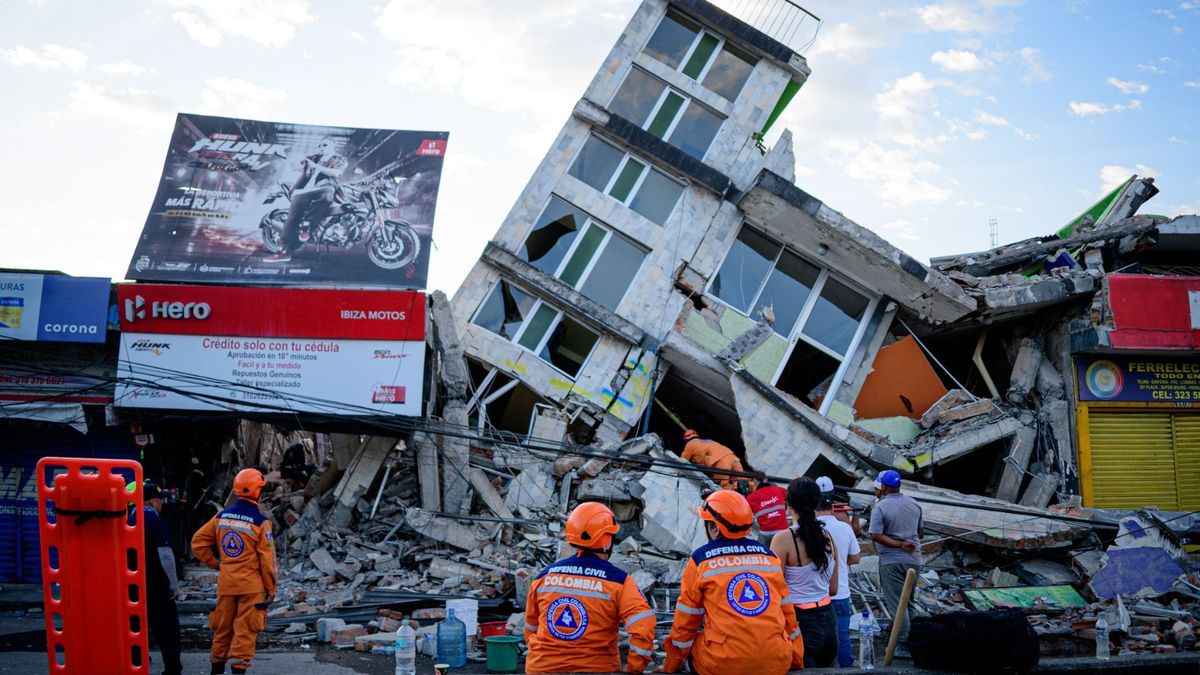 Autoridades revisan una de las estructuras afectadas tras el sismo.