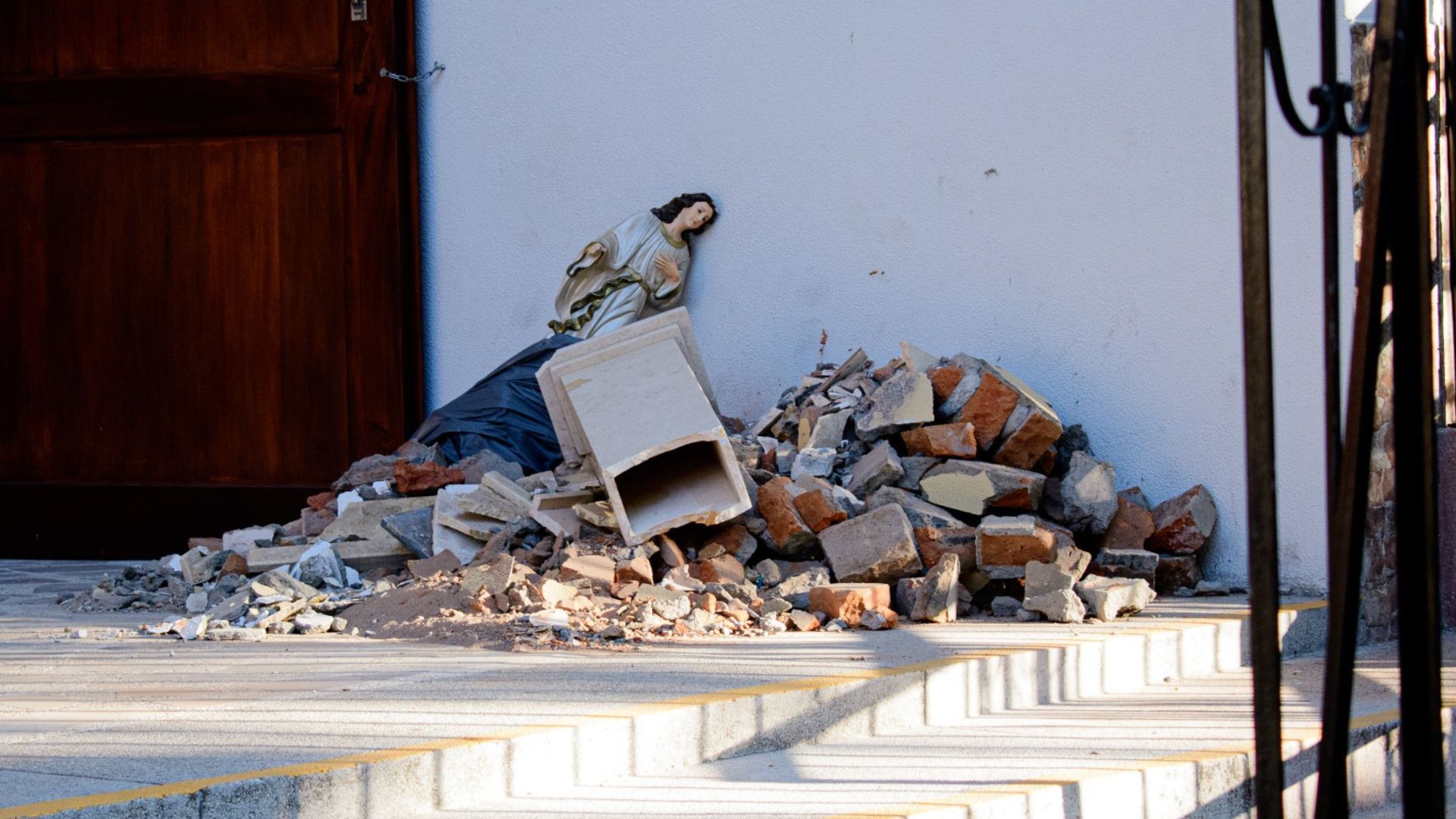 Iglesias, casas y centros comerciales; con grandes afectaciones.
