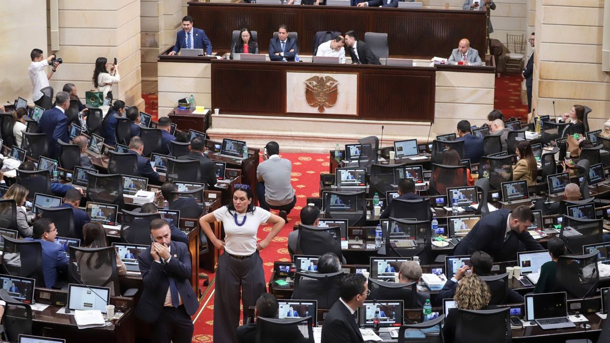 Los primeros en llegar a las oficinas de la entidad para atender la emergencia fueron el vicepresidente, José Manuel Restrepo, y el ministro del Interior, Rodrigo Lara.