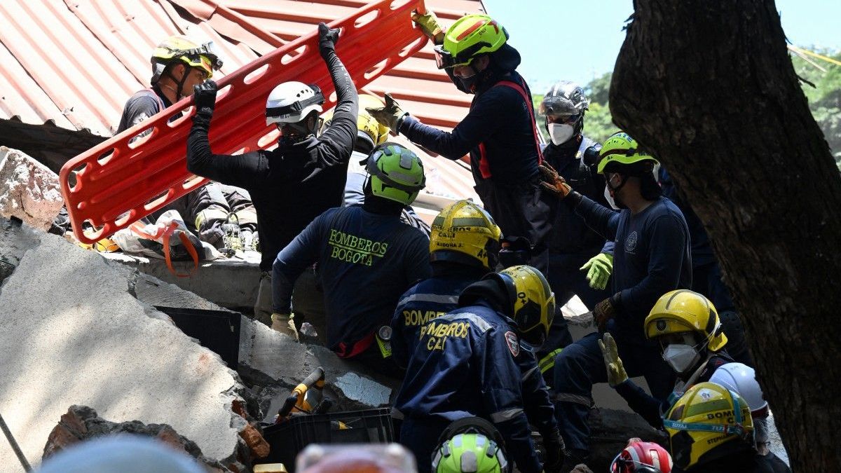 Rescatistas colombianos asisten tras el terremoto en Cali