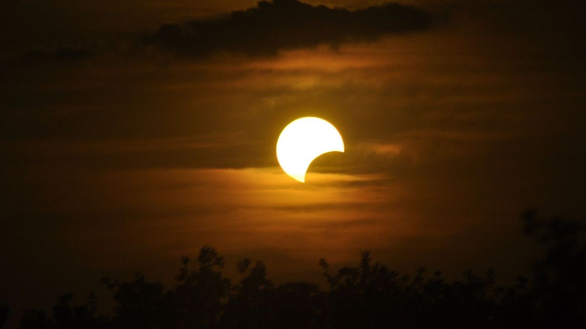 El eclipse solar del 12 de agosto ocurrirá en Leo y se relaciona con cambios, nuevos ciclos y procesos de transformación personal.