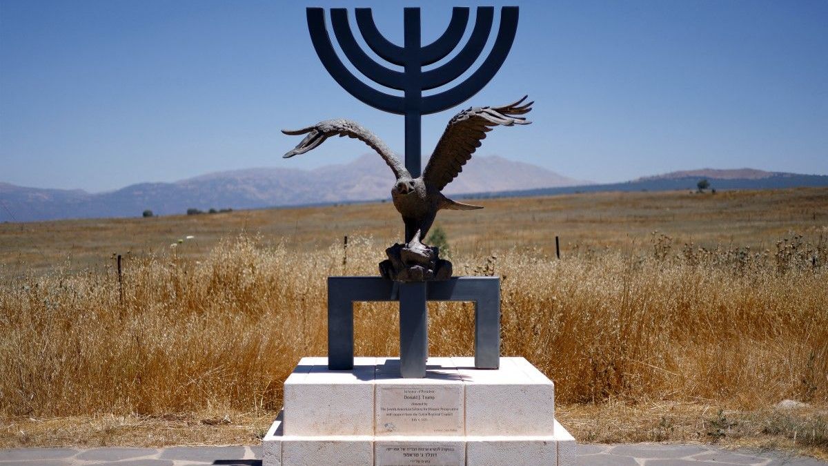 Un monumento que representa un candelabro judío Menorá y un águila calva estadounidense, en honor al presidente de Estados Unidos, Donald Trump, se exhibe en la entrada del moshav Ramat Trump en los Altos del Golán