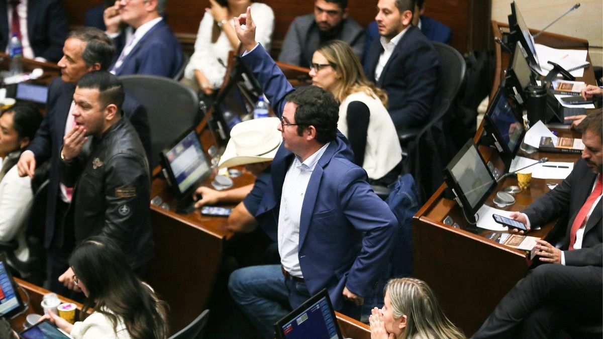 Durante la mañana del pasado martes 11 de agosto, un número importante de representantes a la Cámara habría conversado sobre la posibilidad de alejarse de la decisión del partido.