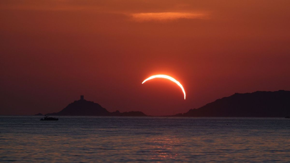 Residentes y turistas se reunieron en distintas zonas de España para observar el eclipse solar total y registrar el fenómeno.
