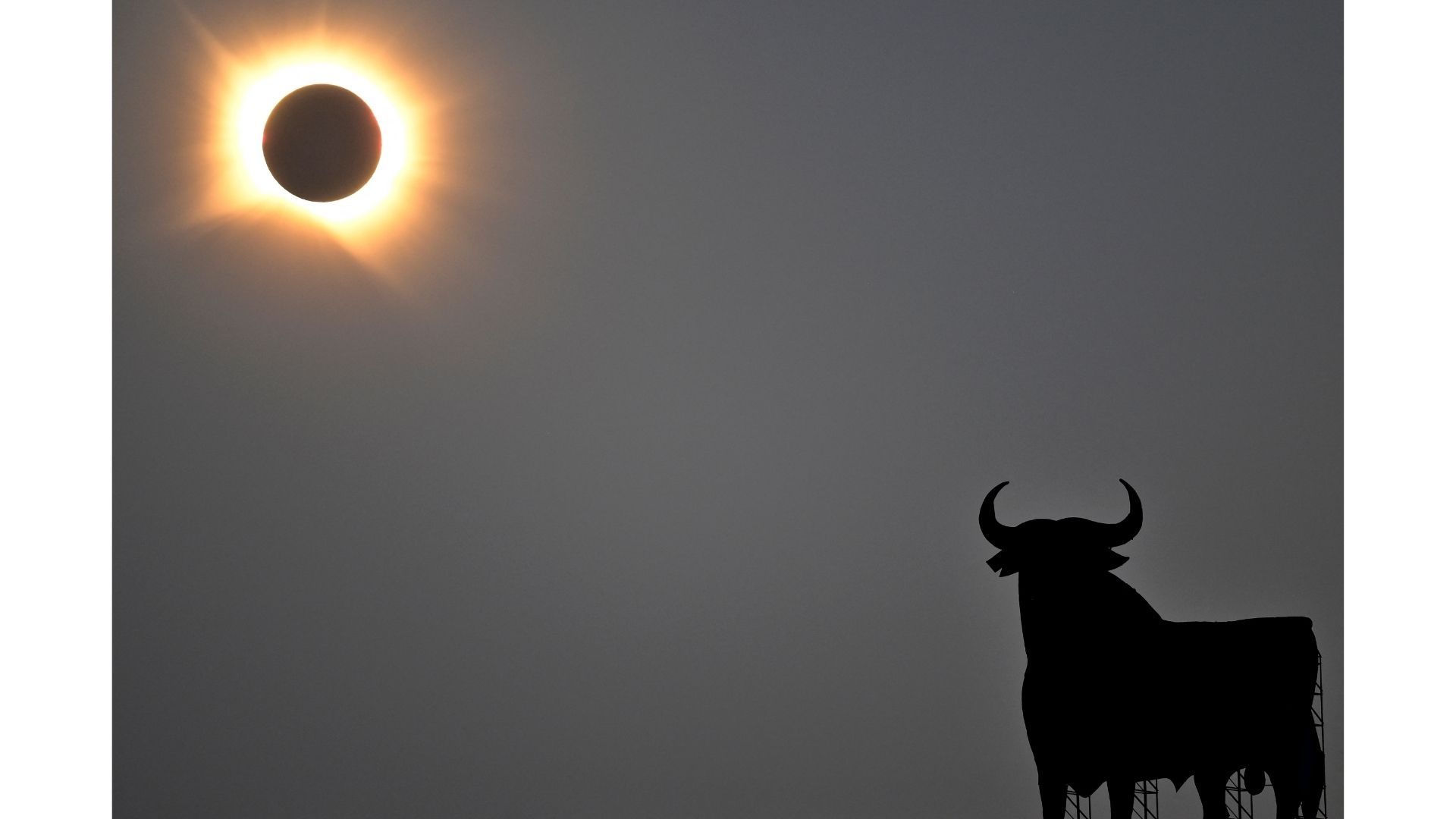 Cientos de personas utilizaron gafas protectoras para observar el eclipse solar desde diferentes puntos de España.