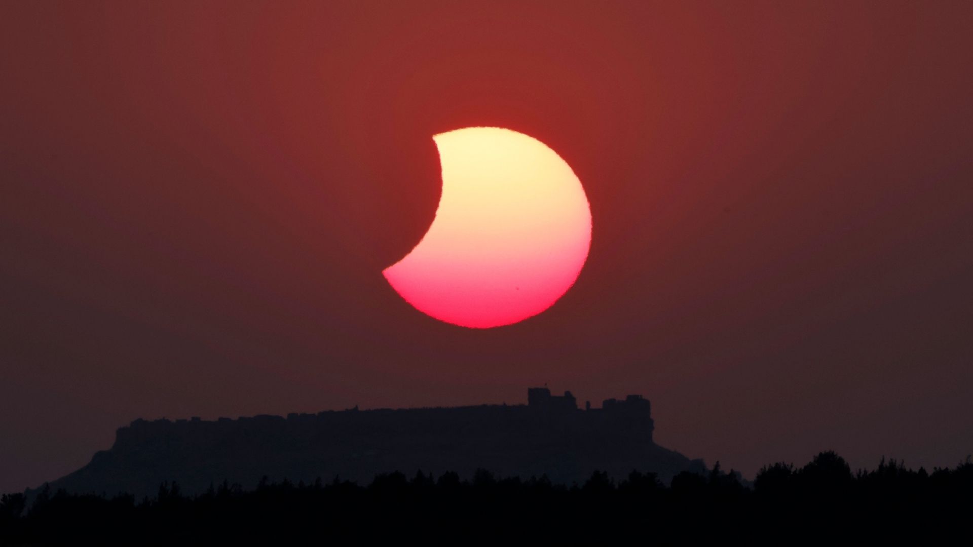 Turistas y residentes registraron con sus teléfonos el momento en que la Luna cubrió el Sol durante el eclipse solar total.