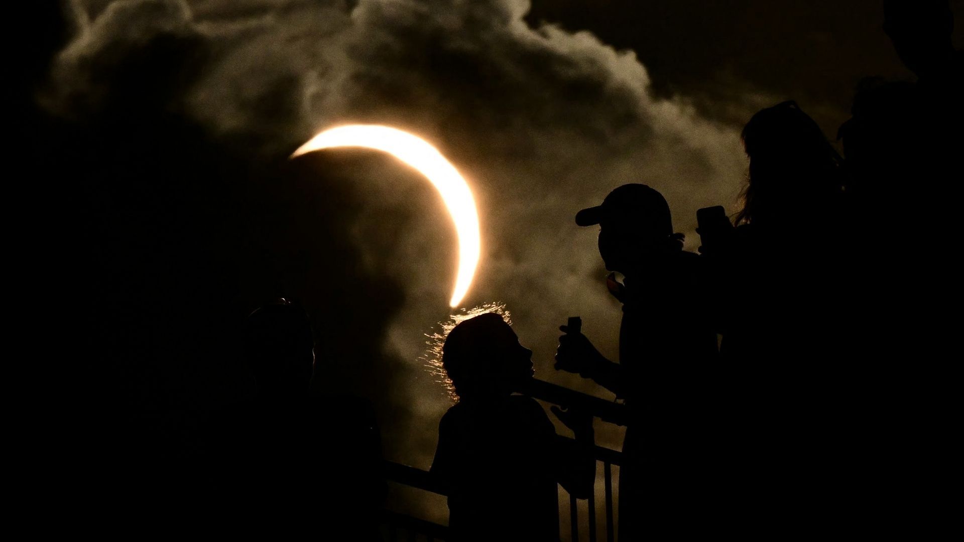 Personas se reunieron en Palma de Mallorca para observar el eclipse solar desde la costa de las Islas Baleares.