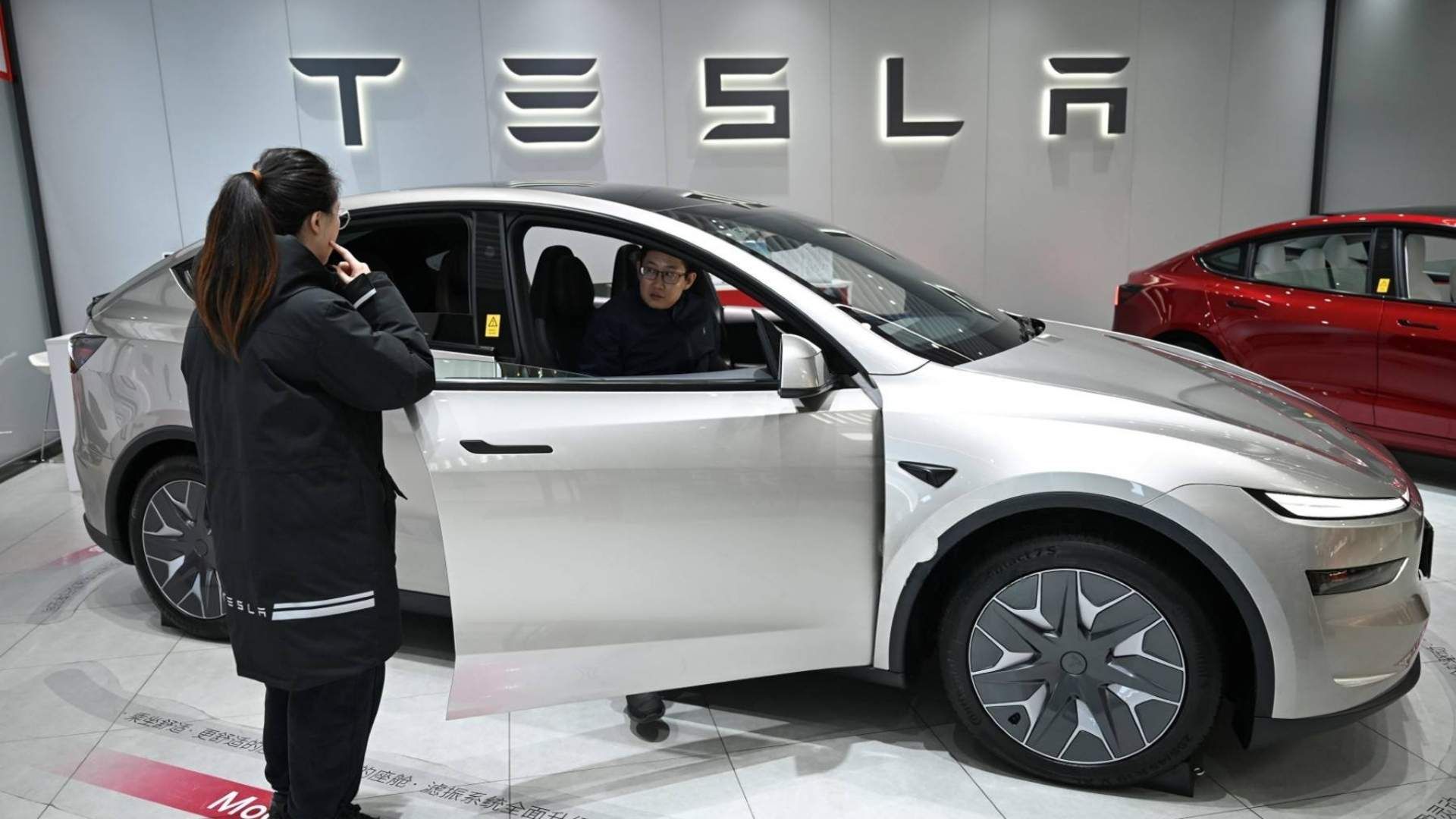 Tesla notificará desde el 15 de septiembre de 2026 a los propietarios de los carros incluidos en la campaña de revisión.