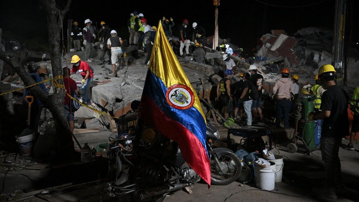 Rescatistas buscan sobrevivientes en el lugar del derrumbe de edificios tras el terremoto en Cali