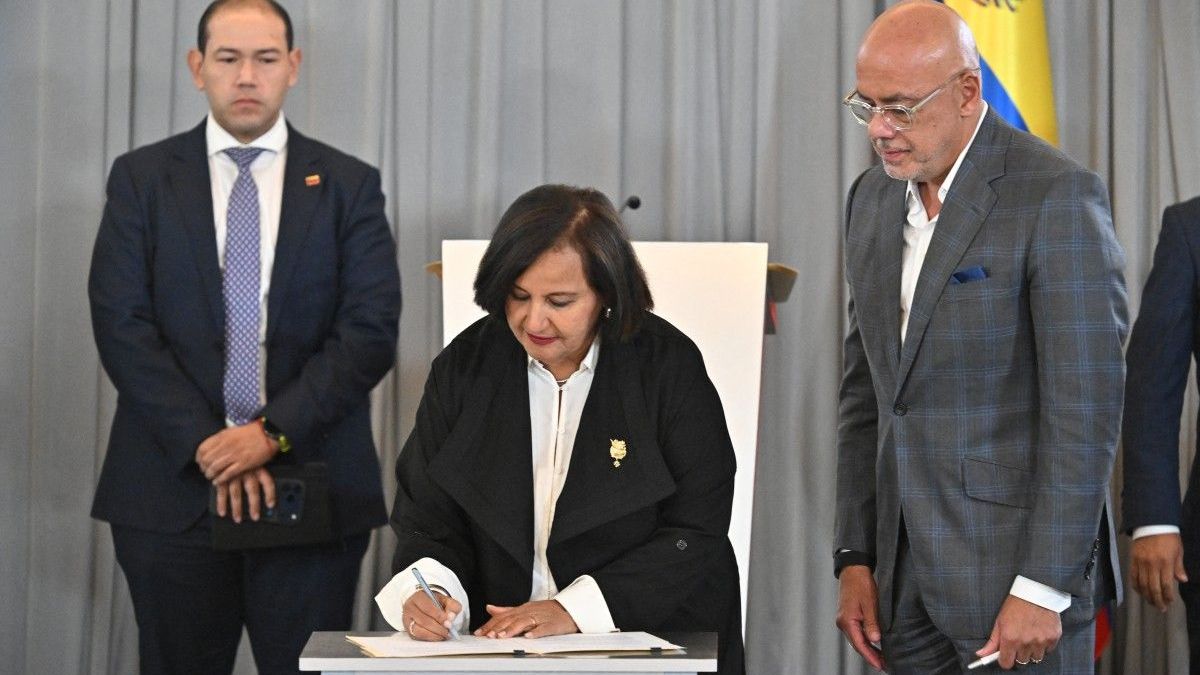 Dinorah Figuera, miembro de la oposición de Venezuela y el presidente del Parlamento, Jorge Rodríguez