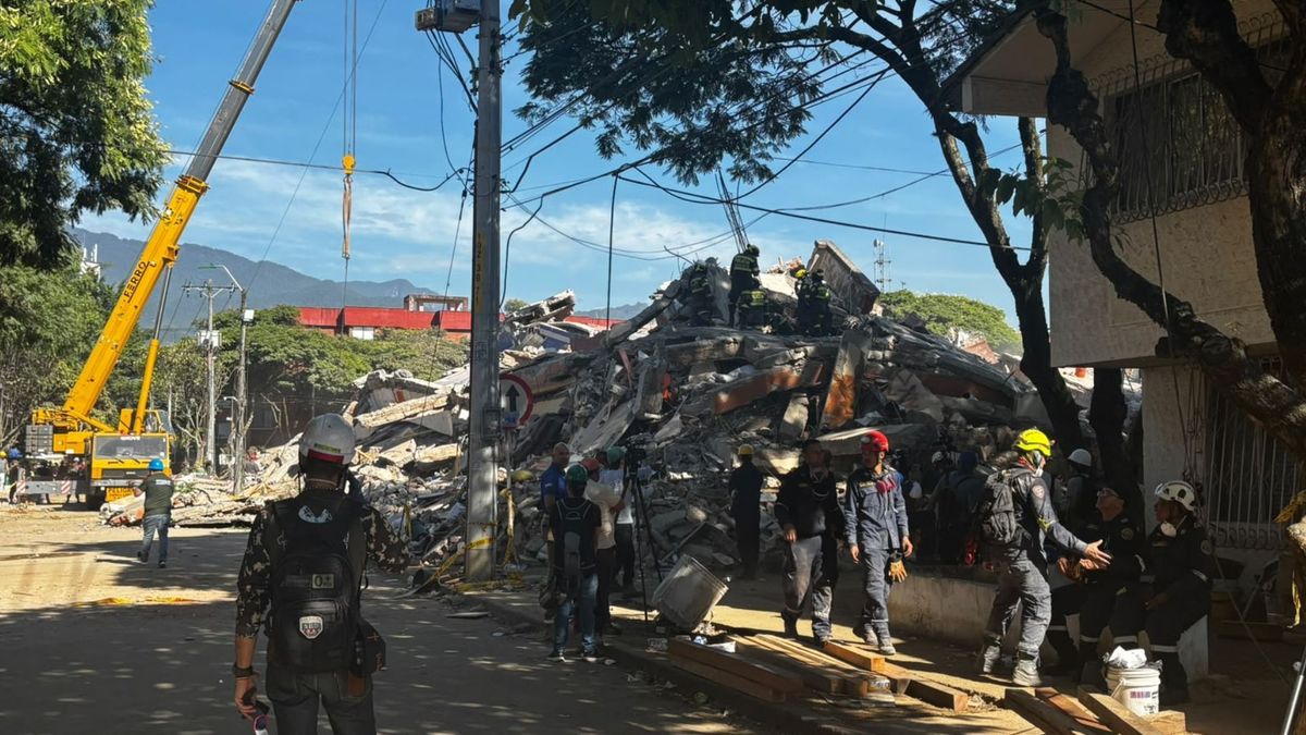 Organismos de socorro buscan sobrevivientes en el barrio Capri, al sur de Cali