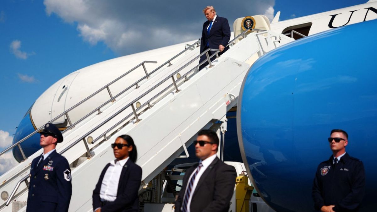 La estrategia era que las personas que estaban en el avión que había sido presentado públicamente como el transporte de Trump no fueron informadas de que el mandatario ya había cambiado de aeronave.