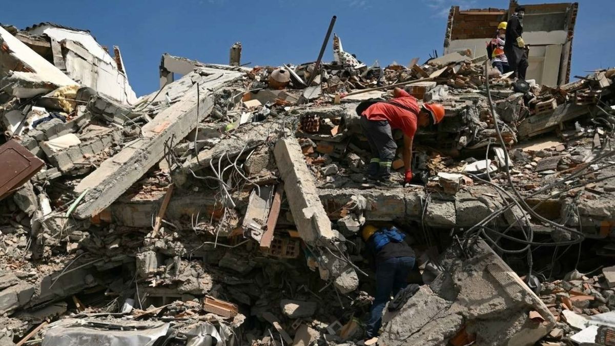 La ayuda comenzó a llegar también desde otros países. Ecuador ofreció enviar 47 rescatistas, junto con perros especializados y equipos con capacidad para funcionar durante siete días.