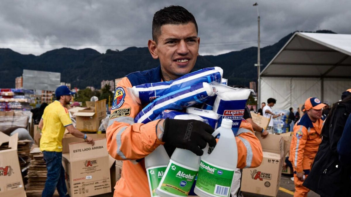 Voluntarios apoyan la recepción y organización de ayudas humanitarias para los damnificados por el terremoto en Colombia.