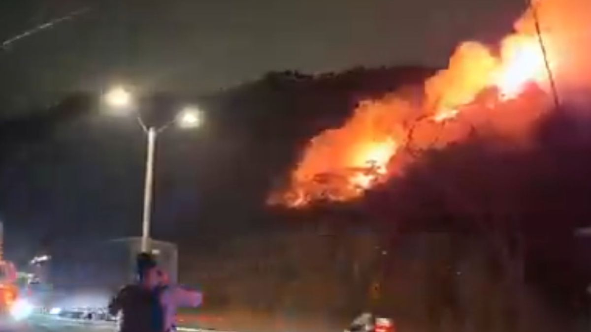 Incendio al parecer provocado en la autopista Medellín-Bogotá