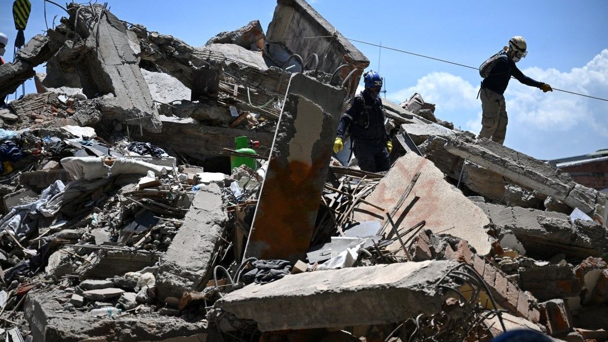 Rescatistas tras el terremoto en Cali