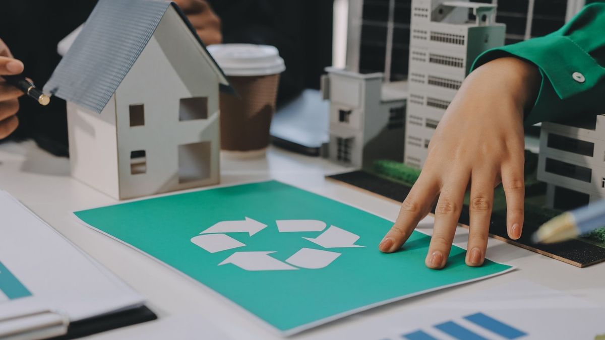 Botellas de Amor transforma residuos plásticos flexibles en perfiles usados para construir viviendas, parques, muebles y otros espacios para comunidades.