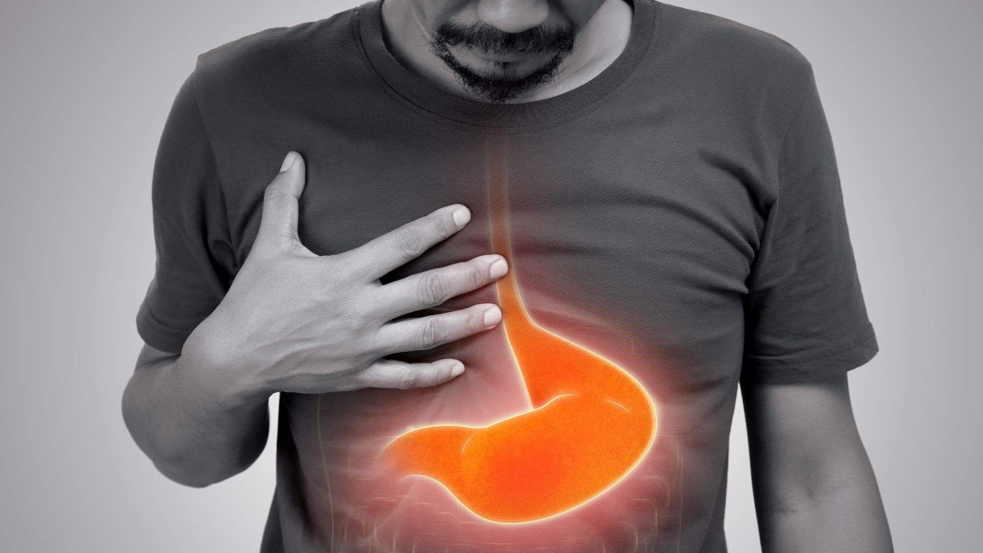 Algunos hábitos y medicamentos pueden afectar el revestimiento del estómago y aumentar las molestias asociadas con la gastritis.