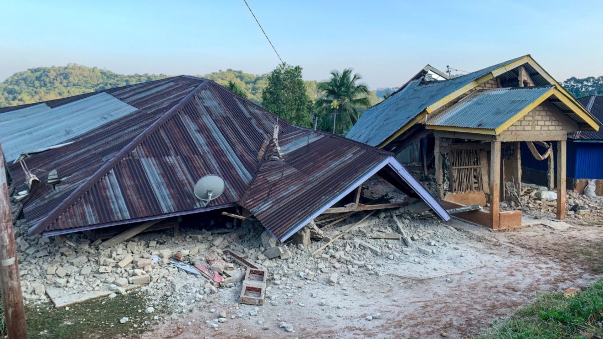 El terremoto provocó la caída de casa y el desgaste de edificaciones.