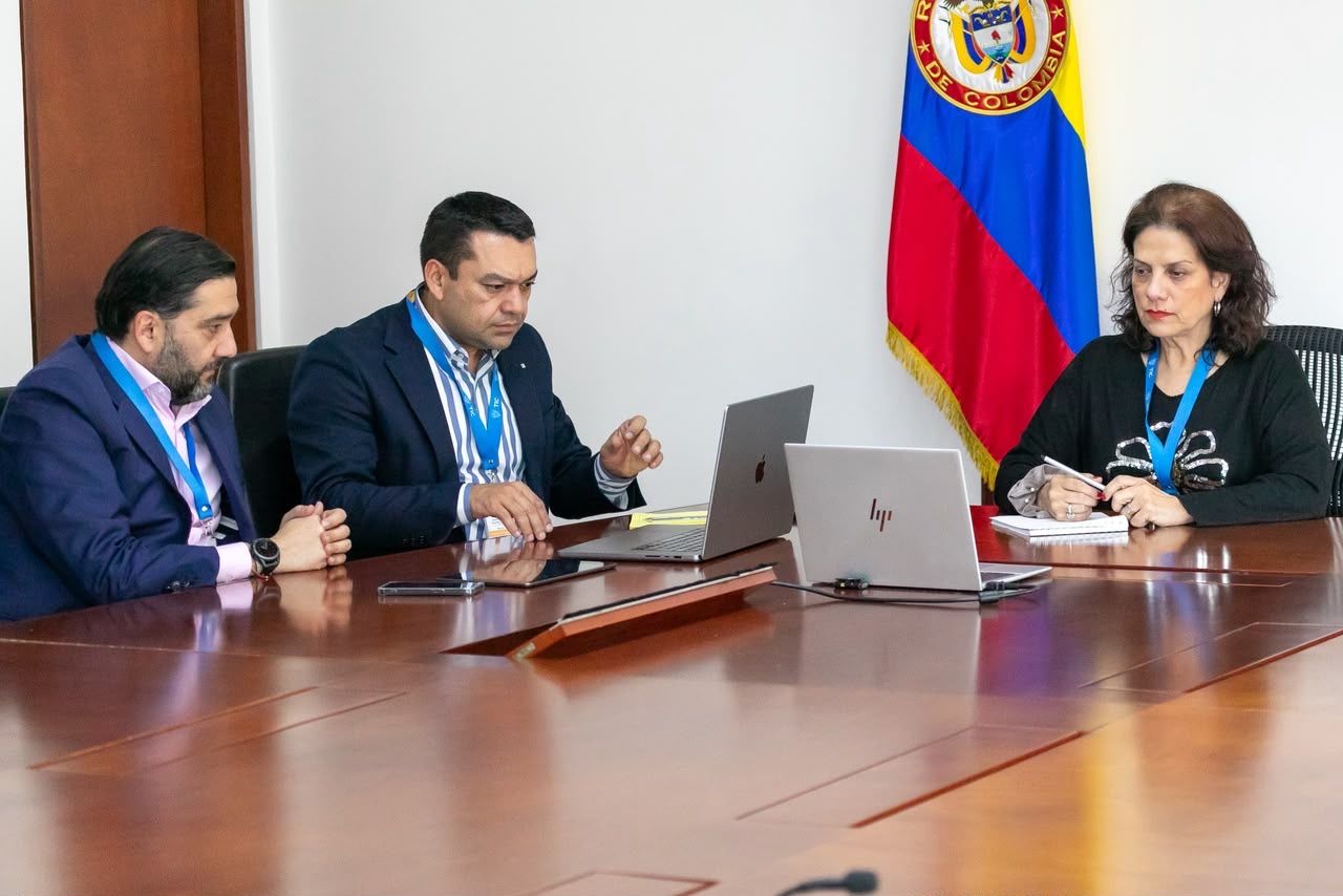 También se anunciaron medidas para mantener conectados a los niños afectados y suspender temporalmente los cortes por falta de pago.