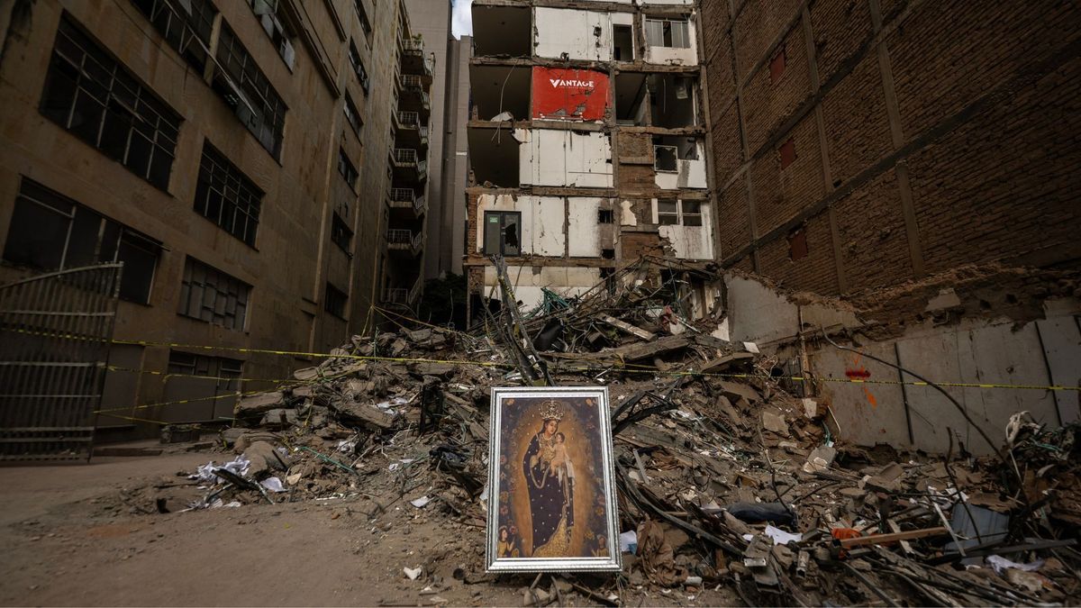 Una pintura de la Virgen de la Pobreza, patrona de Pereira, fue colocada por un feligrés frente a los escombros de un edificio.