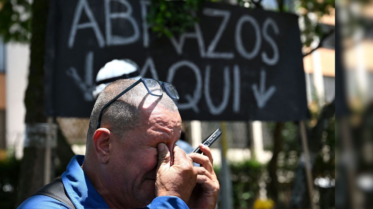 Terremoto en Cali. Un hombre llora mientras habla por teléfono celular en un puesto de abrazos, varios días después del sismo.