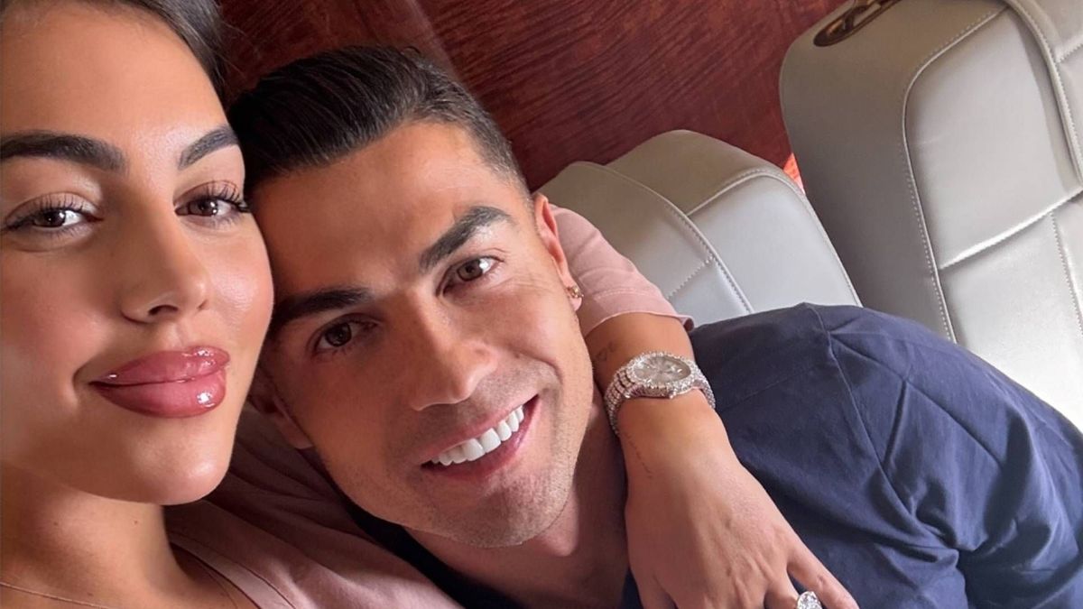 Cristiano Ronaldo y Georgina Rodríguez durante la ceremonia de su boda en Portugal, junto a sus hijos.
