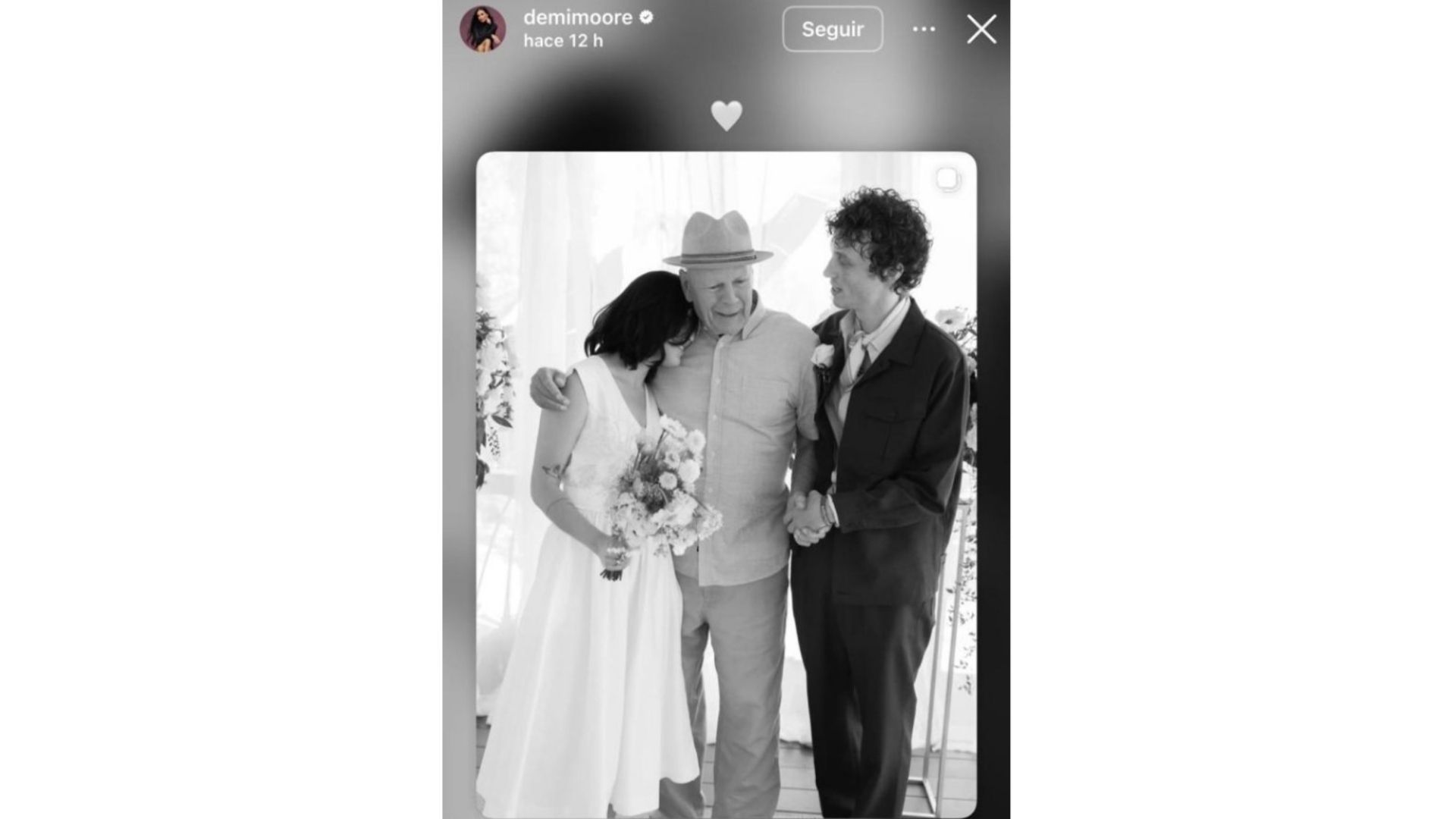 Bruce Willis acompañó a su hija y fue fotografiado junto a los recién casados.