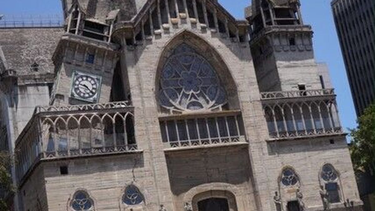 La histórica catedral de Manizales tras el terremoto del 10 de agosto en Colombia