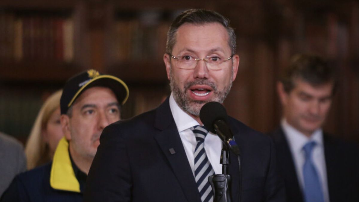 El exalcalde de Bucaramanga ha sido criticado por un viaje en medio de la crisis.