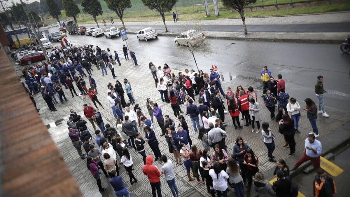 Evacuación por sismo en Colombia