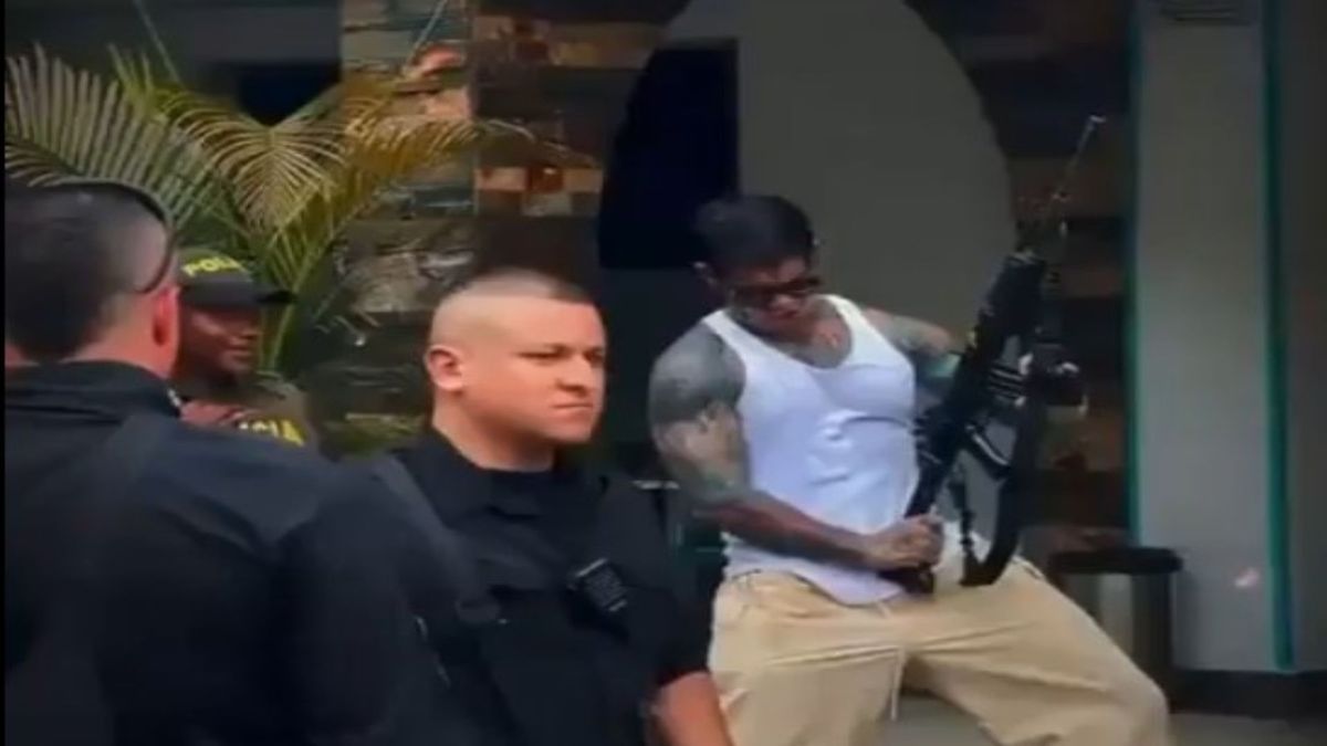 Yeferson Cossio con un arma de la Policía en el Chocó