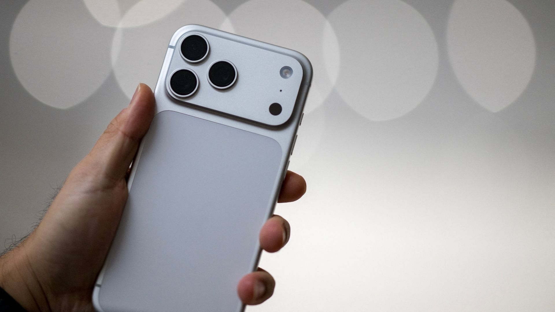 El iPhone 17 Pro Max cuenta con una pantalla Super Retina XDR OLED de 6,9 pulgadas y hasta 3.000 nits de brillo.