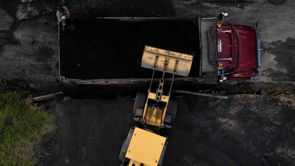 Retroexcavadora trabaja en la mina de carbón Minería LyC en Tausa (Cundinamarca).