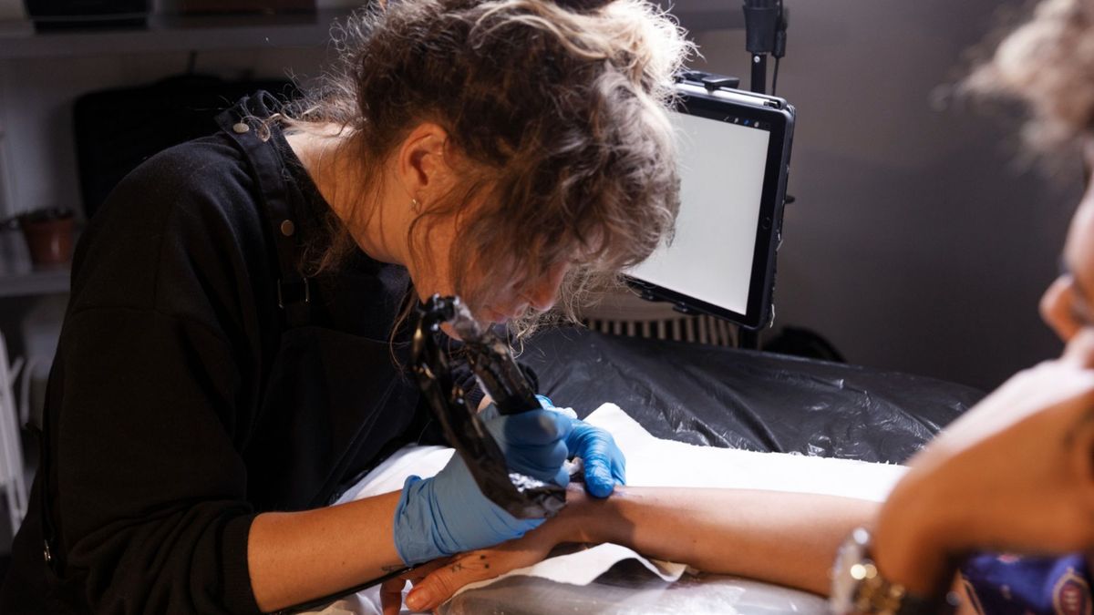 ¿De qué murió una mujer que se hizo un tatuaje en su casa en Bogotá? Así avanzan las investigaciones
