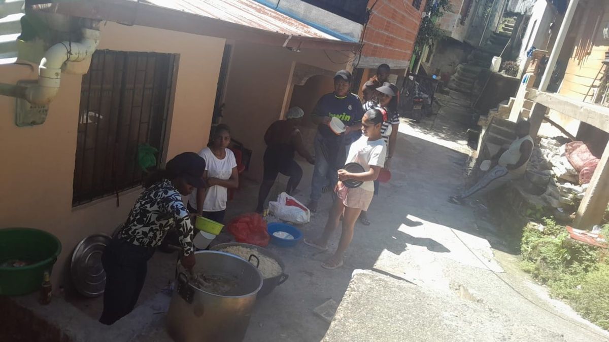 Ollas comunitarias en una de las zonas más afectadas de Quibdó.