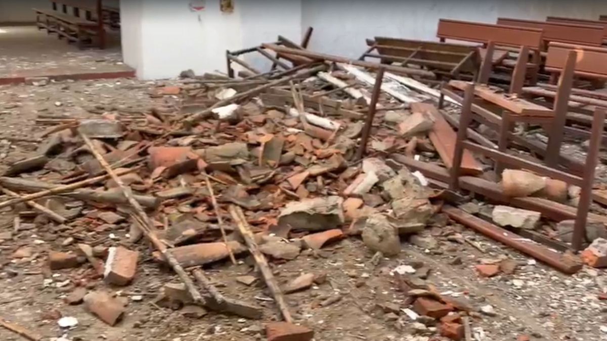 Las bancas del templo religioso quedaron destruidas